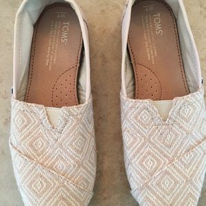 TOMS creme slip-on shoes